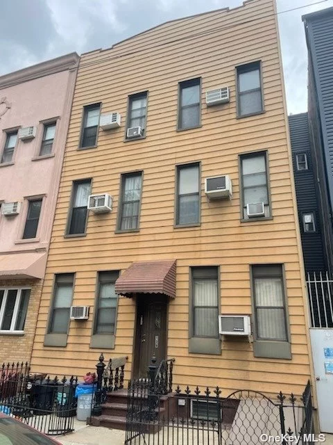 6 FAMILY HOME WITH 4 VACANCIES LOCATED AROUND THE CORNER FROM THE L TRAIN. RR style apartments, 4 rooms 2 bedroom, 1 bathroom each. https://www.dos.ny.gov/licensing/docs/FairHousingNotice_new.pdf