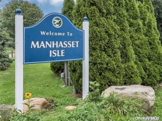 Beautiful and spacious 2 bedroom, 2.5 bath duplex with an open floor plan and every amenity. Close proximity to Manhasset Isle Beach, schools and shopping, make this duplex the perfect choice.