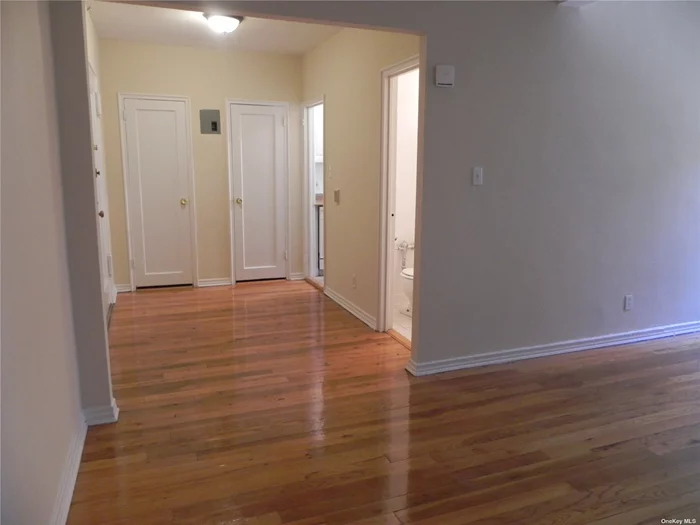 Great Neck. Spacious And Updated Second Floor Pet-Friendly Studio Apartment In A Well-Maintained Garden Apartment Building. Hardwood Floors Throughout. Efficiency Kitchen, And Full Bath. In Ideal Proximity To The Lirr, Town, Shopping, Etc. And Around The Corner From Wyngate Park.