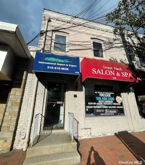 Walkup Approximately 500 SQ FT Newly remodeled office with large open space, fresh paints, good hardwood floor and high ceiling spaces. On main road in downtown Great Neck, heavily trafficked, meaning lots of exposure and constant traffic. close to all eateries, cafes, banks, and public transport.