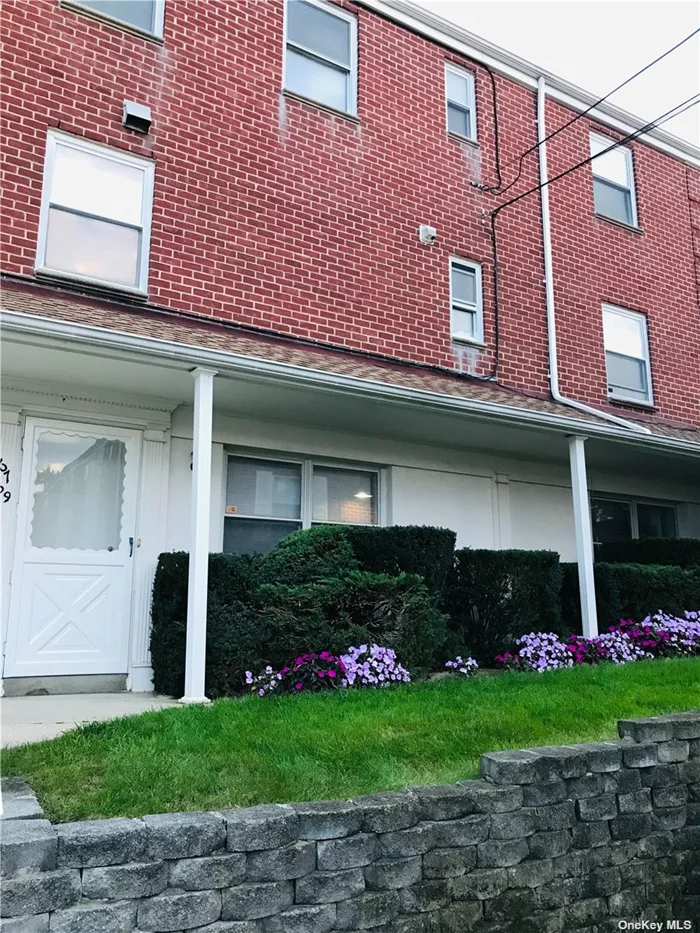 Best school district in bayside, the largest 1 bedroom apt. on the first floor, Totally newly remodeled, the price include 1 parking space, swimming pool gym room in the community, conv.to all