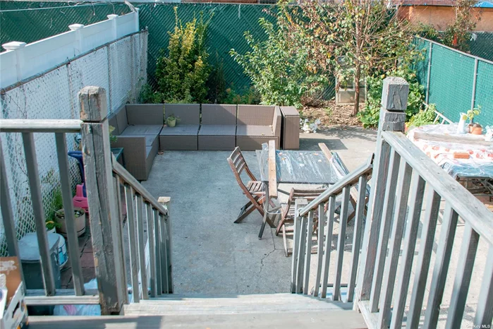 Very convenient location!! 5 minutes from La Guardia Airport and 25 minutes to NYC. well kept Townhouse with 4 bedrooms and 2 full bathrooms, full finished basement and private driveway. beautiful backyard for BBQ! close to schools, transportation, supermarkets.