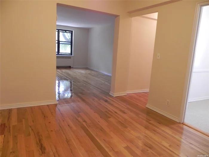 Great Neck. Large 1 Bedroom/1 Bath Apartment With Great Closet Space, Huge New Eat-In Kitchen, Xl Living Room And A Bedroom That Will Fit A King Bed Plus Furniture. Top Location, 1 Block From Lirr, Town, Shopping, Park, Etc. Pet Friendly Without Restriction. Supers On Site. Laundry In Building.