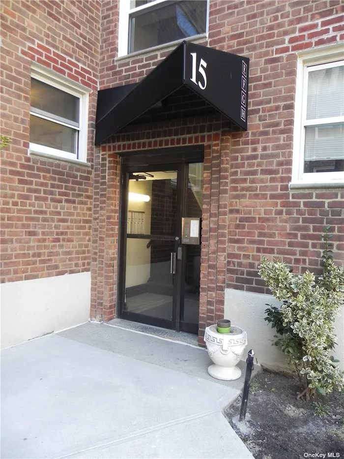 Great Neck. Fully Renovated Top Floor 1 Bedroom/1 Bath Apartment. Beautiful New Kitchen And Bath, Hardwood Floors Throughout. Prime Location, Near Lirr, Shopping, Dining. Easy Access To All Highways. Laundry On Premises, Super On Site. Garage Parking May Be Available For Additional $.