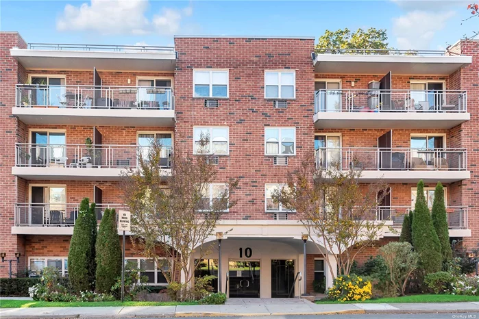 Large One Bedroom, 1 1/2 Baths in the Ipswich House. This Unit has a Private Terrace. Laundry on Floor. Lobby and Hallway is Renovated. Near all.