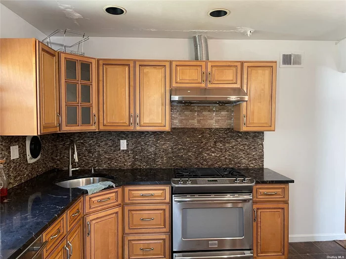 Bayside 3 bedrooms and 2 Bath apartment on second floor plus a parking. the apartment is very spacious, many windows, walking distant to park, LIRR, Q12, Q13, schools and stores etc