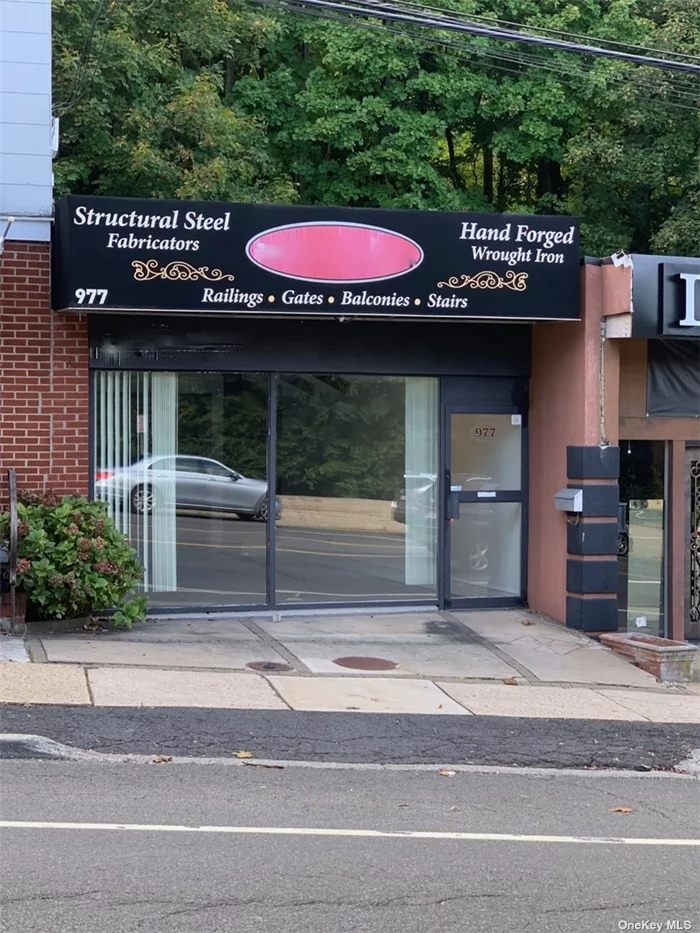 Fantastic opportunity To Rent Retail Store in Manhasset On Northern Blvd. Great location for small retail, office, showroom or small business. Store is move-in ready with recently renovated new half bath, new flooring and painted.