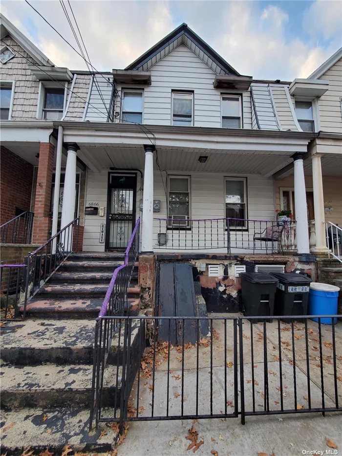 Very nice 2 family home in Middle Village. 6 rooms over 5 rooms with finished basement. Near shopping and public transportation. State of the art heating system. Private yard with access from 1st floor.