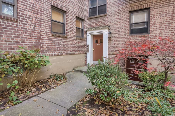 Beautifully Renovated 2 Bedroom Unit On A Quiet Street. Bright Living Room With High Hats, Hard Wood Flooring Throughout, Kitchen Includes Quartz Countertops And Stainless Steel Appliances, Oversized Living/Dining Room Area. Low Maintenance Includes Storage Locker, No Flip Tax Close To Long Island Railroad, Highways And Shopping.