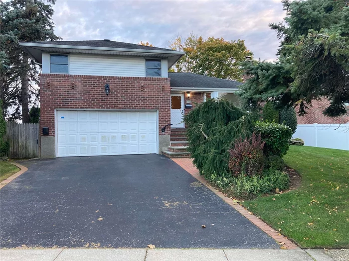 Spacious Calvert Split-Level On Oversized Lot (57x120) in Plainedge School District. Home features CAC, HW Floors, Family Room W/Sliders to Over-Sized Yard, Gas-Powered Generator, Gas Cooking, Oil Heat. Near To Shopping And Highways.