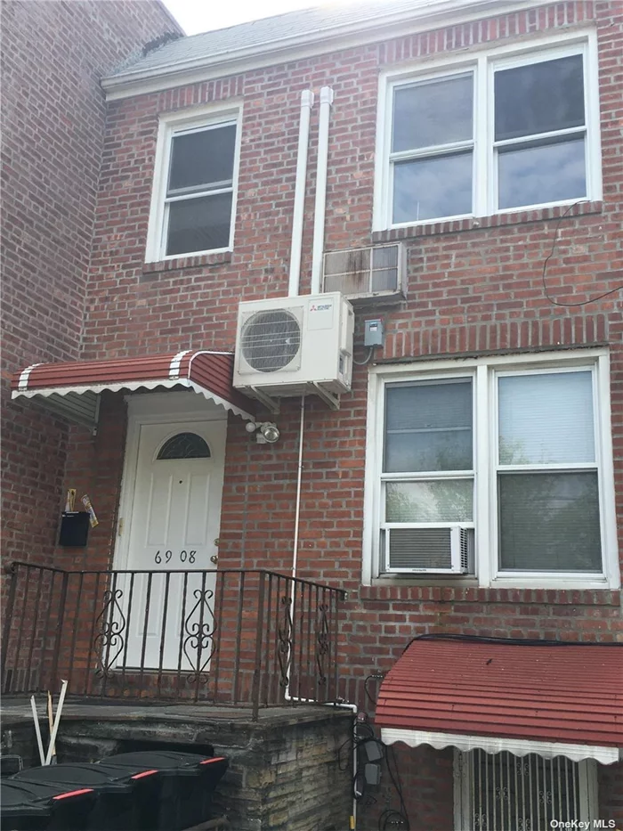 renovated 1FL, 2 bedroom apartment with a backyard. Living room with open style kitchen. two bedrooms, I full bathroom. Has backdoor access to the backyard. 2minutes to bus q30. Walking distance to JHS 26, PS173. Near queens college and st johns university. next to 24 hour laundromat