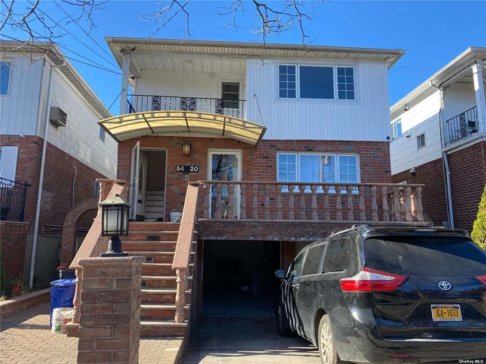 This is a second floor for rent of a fully renovated beautiful brick house in Flushing. It has 3 bedrooms, 2 full baths, a kitchen with stainless steel appliances and granite counter tops, hardwood floors, and a balcony. It is located near Kissena park, NY-Presbyterian Queens Hospital, and a number of supermarkets and restaurants. Buses Q17, Q25, and Q35. Location.