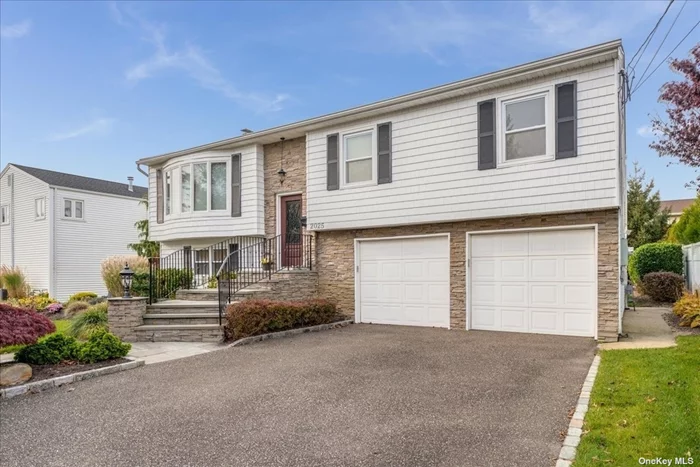 Designer Delight All Updated With Custom Amenities! Gleaming Hardwood Floors, Extended Chefs Cherry Eik W/Thermador Dbl Oven/Samsung Frig/Granite, Xtnd Fdr/French Doors To Deck, Huge Yard, Large Den W/Brk Fplc, Updtd Dual Bath Up, New Full Bth Down, New Wshr/Dryr, New Heatng/Cac, Young Roof And Sdng.Updtd Wndws, Pantry, Gas Cooking, Hihats, Cstm Wndw Treats!All Redone & Fabulous-Move Right In