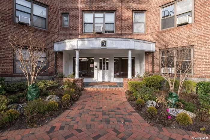 Newly renovated 1 Bedroom co-op in Great Neck Plaza. Beautiful unit with tasteful kitchen and bath. Floors redone throughout. Truly mint condition top floor unit. Award winning Great Neck Schools. Close to shopping, Dining AND LIRR. Priced to sell......