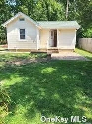 Excellent one bedroom cottage located in beautiful Poquott, close to the harbor. Partial basement can be used for storage and Washer/Dryer.