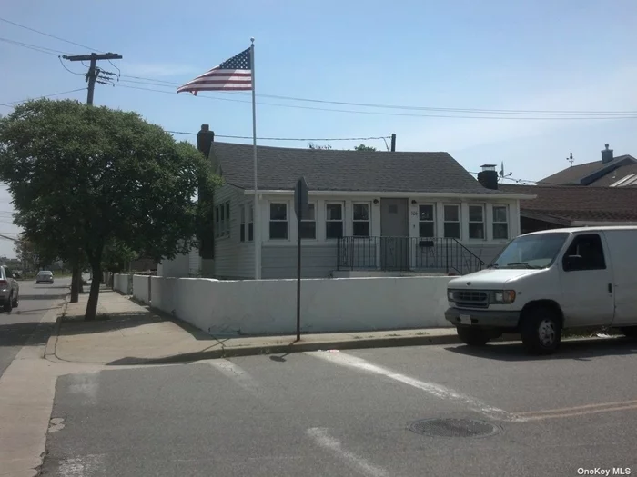 Lovely small house in West End district of Long Beach. Has large driveway for parking. Fully renovated. Close to the Beach, Boardwalk and Shops. Perfect location for those who want to live in Long Beach.