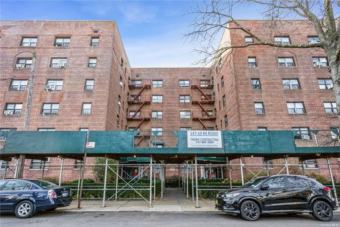 Beautiful 2 Bedroom (J4)coop in Briarwood.Hardwood floors, spacious layout, Lots of Closets, laundry in the building. Close To F Train, Express Bus To The City, John&rsquo;s University, Queens Blvd & Main St. Shopping Area, Highways And Airports. Won&rsquo;t Last! Its A MUST SEE Unit!