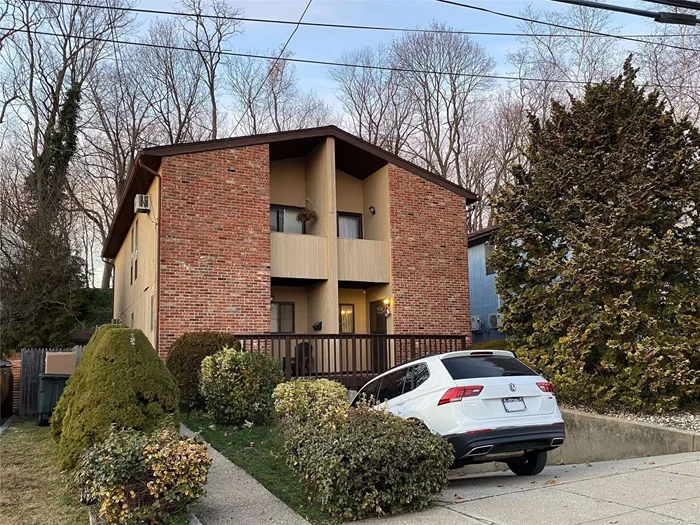 Beautiful 2X2.5 Duplex W/3 Floors Of Living Space In Exclusive Orchard Beach Section. HW Floors & Open Floor Plan W/Kitchen, Dr/Lr W/Fireplace & Sliders To Cozy, Private Deck + Half Bath On The First Floor. Upstairs Has HW Floors, Vaulted Ceilings & 2 Spacious Bedrooms, Each W/Full Bath, Walk-in Closet. Full Basement W/Laundry, Storage + Garage & Driveway, Near Beach, Pool, Park & Restaurants.