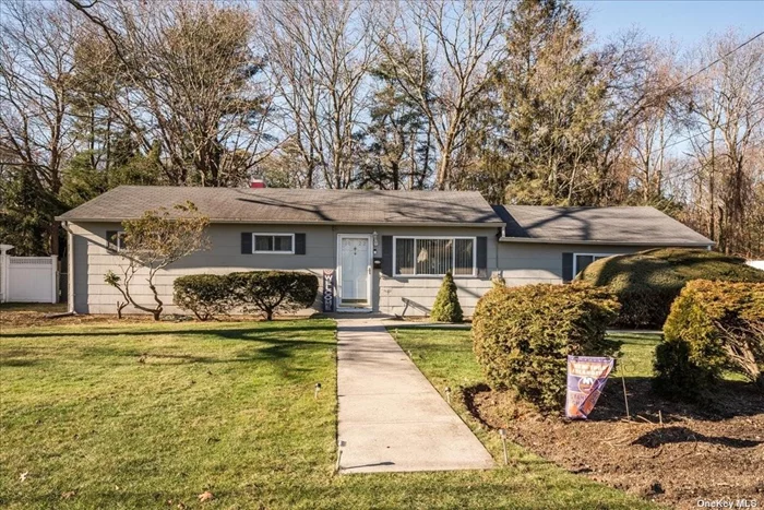 Charming Ranch located in Bay Shore w/ West Islip school District. Featuring 3 Bedrooms (+ bonus room) 2 Full Baths. This home has the possibilities for a mother/daughter. Conveniently Located Near All, Don&rsquo;t Miss Out on this Amazing Property!