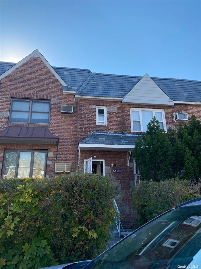 Nice Attached Two Dwelling House In Prime Location Of Rego Park. 1st Fl 2 Bedrooms, 1 Bath. 2nd Fl 2 Bedrooms, 1 Bath. Close To Minutes Away From Supermarket, Stores, M, R Subway, Ps174, Shopping Centers And Major Highways