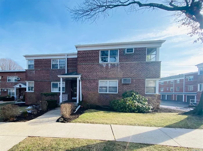 HOLLISWOOD CORNER 2 BEDROOM FIRST FLOOR APARTMENT RENTAL. LOCATED CLOSE TO SHOPPING , TRANSPORTATION AND HOUSE OF WORSHIP!!!