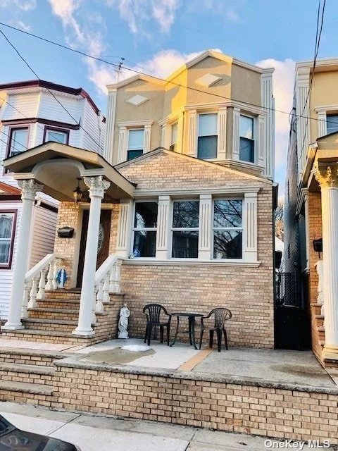 North Richmond Hill Detached Colonial. Steps from Forest Park, close to schools, shopping, transportation including J train, 20 min ride to Rockaway Beach. Lovely home with finishes basement, many upgrades, beautiful hardwood floors and moldings. Move in ready.
