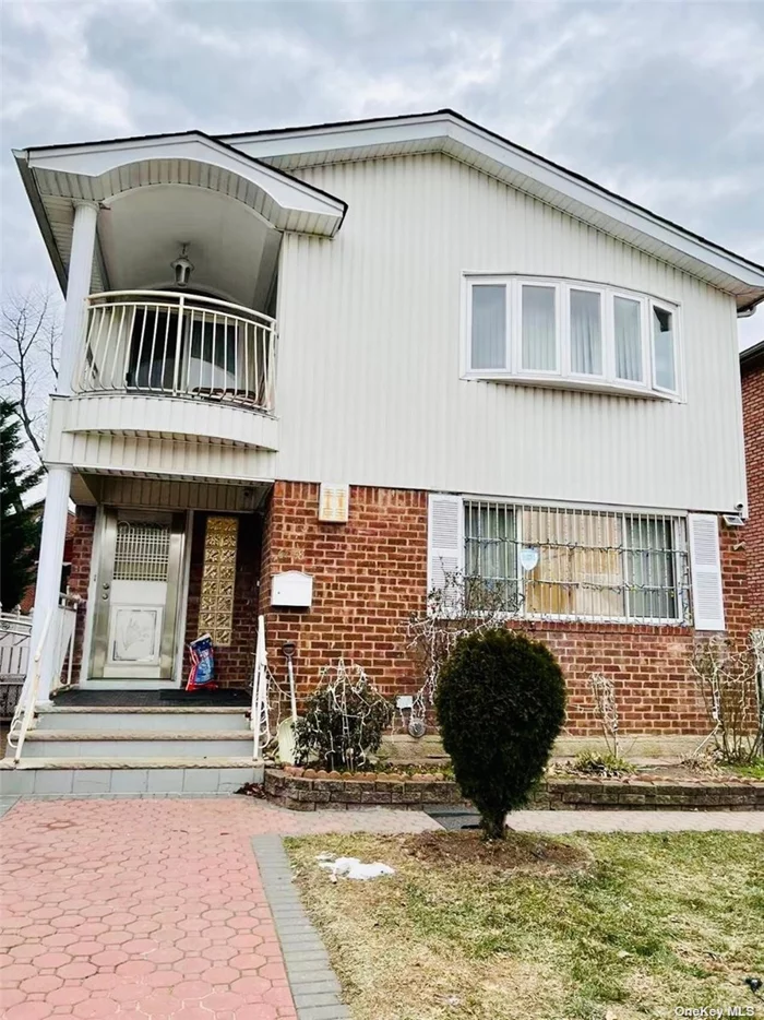 Great Location In Bayside, Spacious large 3 Bedroom And 2 Full Bath With Full Finished Basement. Excellent condition and location, Laundry In The Basement. Great School District #26. Near To All Shopping. Express Buses Manhattan. Must see...