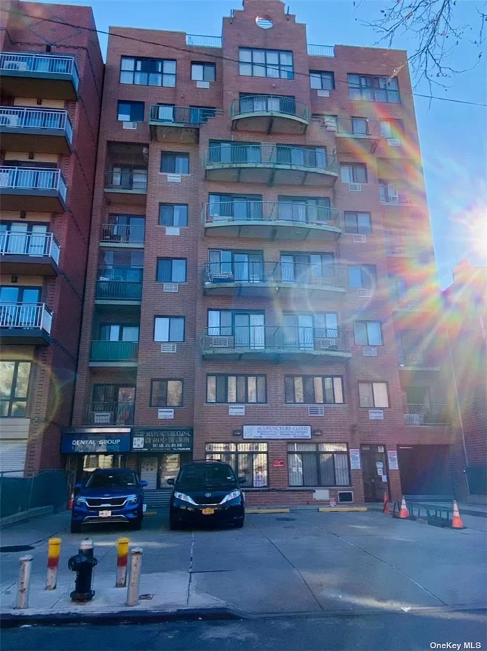 Beautiful 2 Bedrooms Apartment With Balcony Located In The Prime Location Of Downtown Flushing. Wood Floor. Minutes To 7 Train, Store And Restaurants