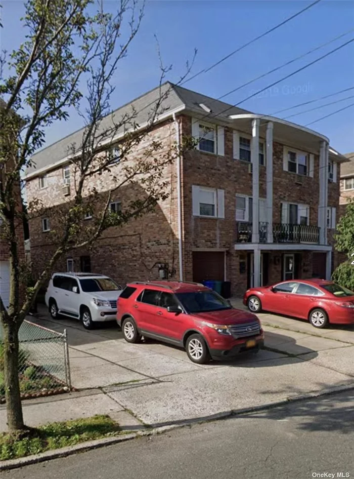 Bayside multi-family 2nd floor for rent. 3-beds, 2-baths, living room, formal dining room + balcony. 3 minutes to L.I.R.R., bus Q-12/Q-13 to Downtown Flushing. One block to Bell Blvd. School District 26. Tenant pay electricity utility.