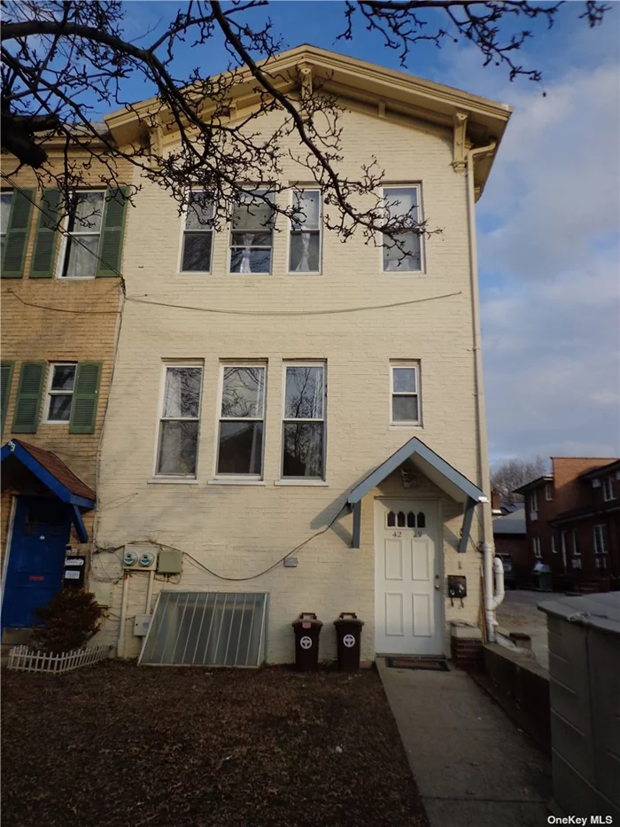 First floor apartment duplex with ground floor, there are total three bed- rooms, plus a sunroom access to backyard on the ground floor. Located in heart of Bayside downtown, LIRR is just two blocks away, convenient to all.