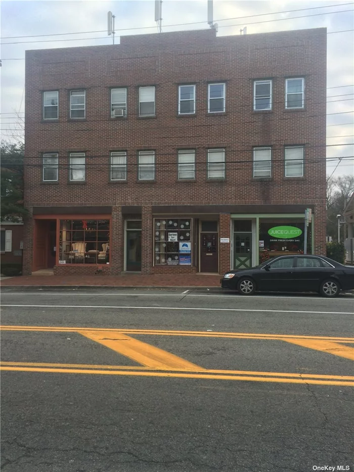 Charming 1930 original store front with hardwood floors, in downtown Oyster bay. Split system heat and air conditioning. Area is all open. Front and rear doors.