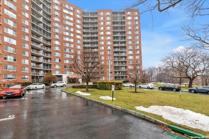 Spacious 1 Bedroom Co-op in Luxury Lakeside Towers Across From Oakland Lake. Low Maintenance, All Utilities Included, Gym, Playground, In-Ground Pool And Close Proximity To Shopping And Transportation!