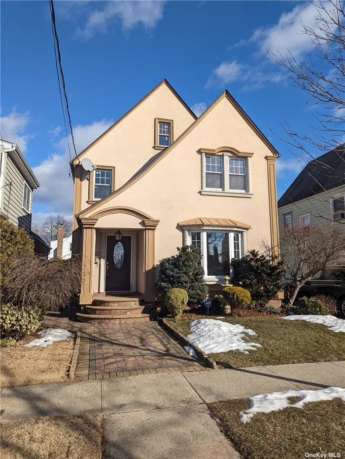 Large 3Bd 2.5 Bth Home. Home Features Hw Floors, Updated Bths, And Oversized Master Br. And A Full Finished Basement W/Full Bath. Midblock Location. Easy Access To Lirr And Highways. A Must See!