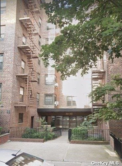 Spacious 1 Bedroom Coop In E.Elmhurst With Good Appearance And Features, Laundry, Shops, Restaurants