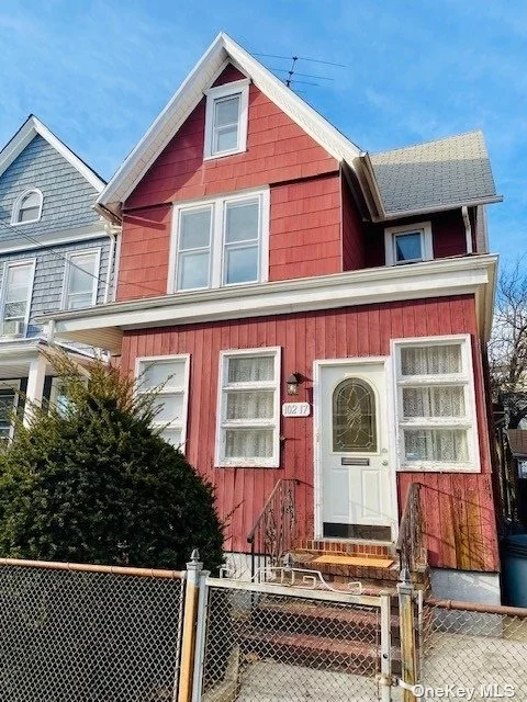 Large Detached 3 story 1 Family home. Huge EIK brand new, with ss appliances, Mint hardwood floors, High ceilings. 3/4 Finished bedrooms plus 3rd floor with walk up staircase and 3 addl rooms. Close to all - Trains, buses, Forest Park, Rockaway Beach,  shops and schools.