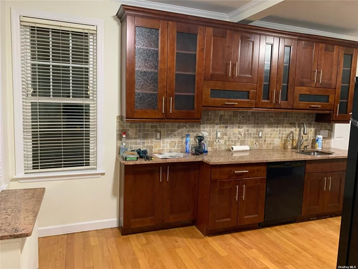 Spacious 5 bedroom, 2 bathroom duplex rental available in the Rosebank section of Staten Island. Minutes away from the Verrazzano Bridge, public transportation & all shopping. Hardwood floors throughout, masterbedroom with walk-in closet, huge eat in kitchen, small pets ok. Tenant pays all utilties except water.
