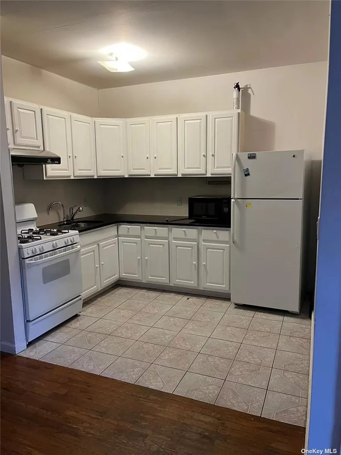 Spacious apartment on the 2nd floor, 3 bedrooms, 2 full bathrooms, kitchen and 2 balconies. Tenants must pay for Heating, hot water, and electricity.