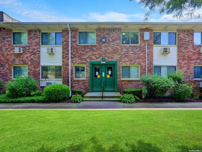 Check out this 1 Bedroom Co-Op loacated on the first floor in Forest Green featuring Kitchen with Granite Counters and Stainless Steel Appliances, LR/DR Combo, Washer/Dryer Hookup and located near LIRR, Shopping, Highways and Ferries. Amenities Include Inground Pool, Clubhouse, Gym and Dog Run.