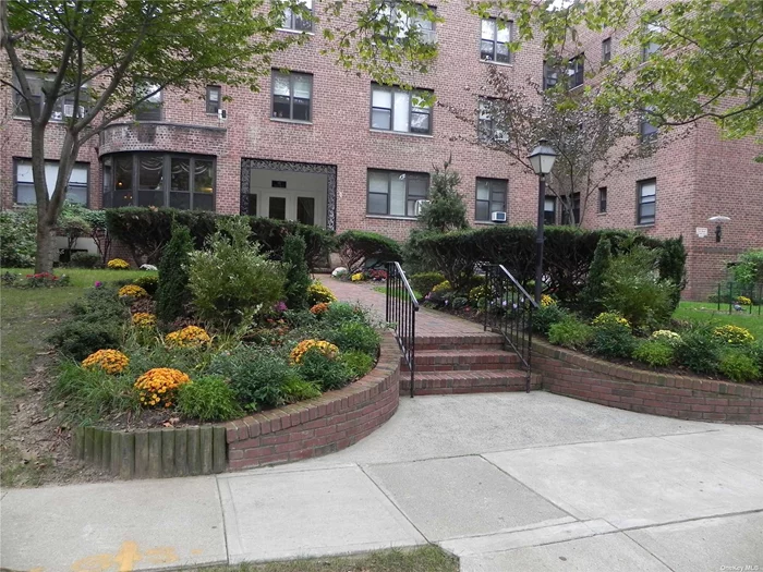 Great Neck. Beautiful First Floor 1 Bedroom/1 Bath Apartment Features Gleaming Hardwood Floors, Eat-In Kitchen, Lots Of Closet Space On Well Maintained Apartment Building In Top Central Location, 1/2 Block From Lirr. Easy Street Parking