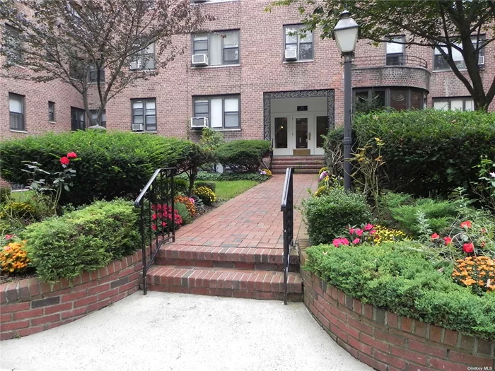 Great Neck. Top Floor 1 Bedroom/1 Bath In Tree Lined Street In The Heart Of Great Neck. Apartment Features Hardwood Floors, Renovated Kitchen, Renovated Bath And Lots Of Closet Space. Well Maintained Apartment Building In Top Central Location, 1/2 Block From Lirr. Easy Street Parking