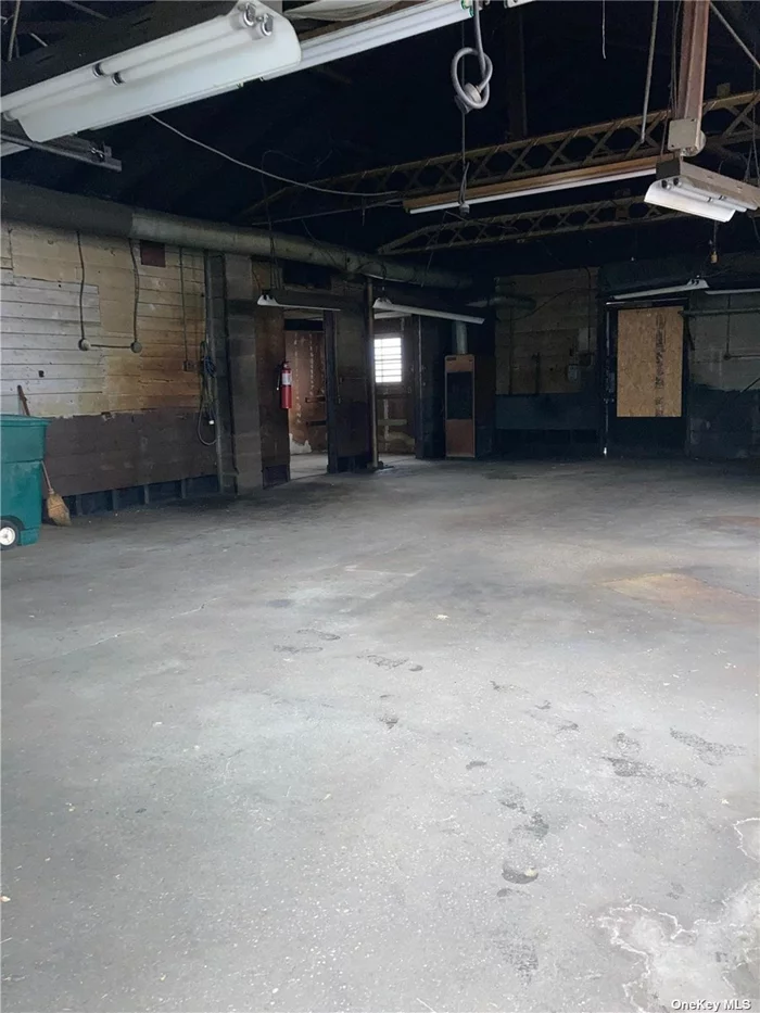 1 to 5 YEAR LEASE AVAIL. Open warehouse space with private bathroom and backyard. Great for warehouse, distribution, offices...