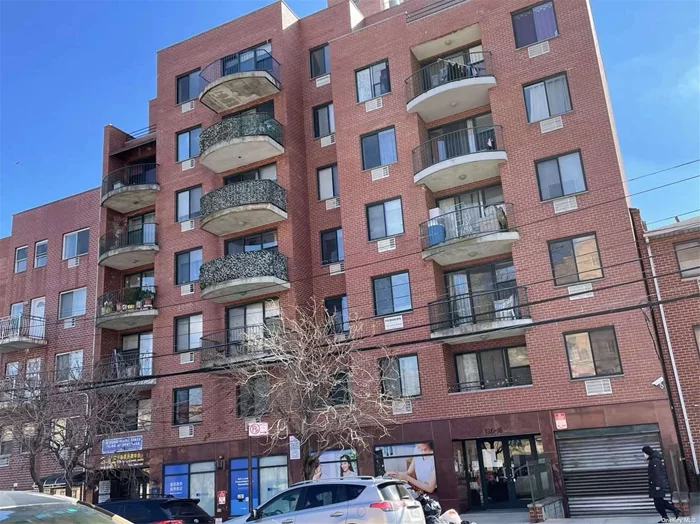 *****PENTHOUSE UNIT APPROXIMATE 1100 SQFT CONDO LOCATED IN DOWNTOWN FLUSHING WITH 3 BEDROOMS, 2 BATHROOMS L/R, D/R, KITCHEN and 2 BALCONY, BUILD-IN WASHER /DRYER AND ONE INDOOR PARKING SPACE*** WALKING DISTANCE TO 7 TRAIN. CLOSE TO ALL.