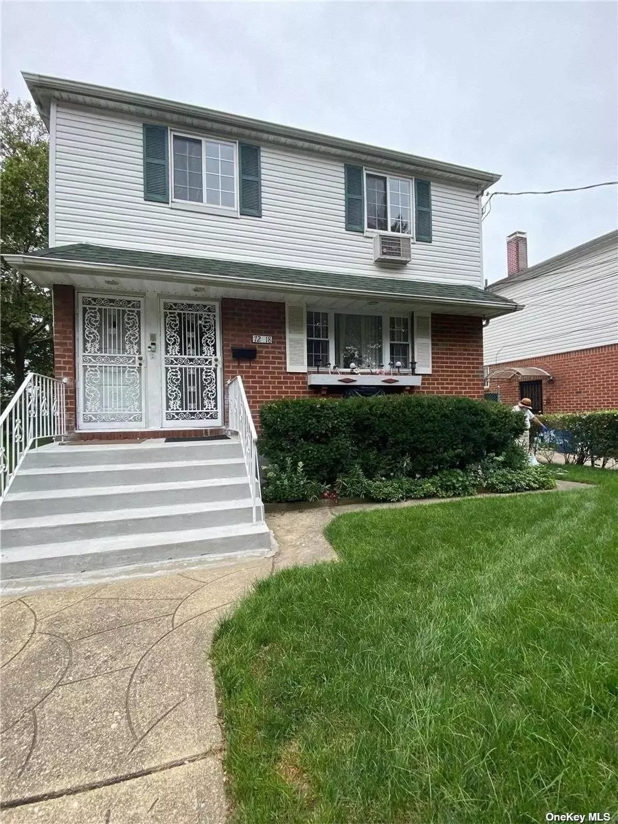 Spacious Updated 3 Bedrooms, Full Bath 2nd FL Rental In Pomonok Flushing. Close TO Schools, Transporation, Foodery And Shops... Applicants Required To Complete Application Provide Proof Of Income And Credit Score. This Unit Is Available To Move Into Today.