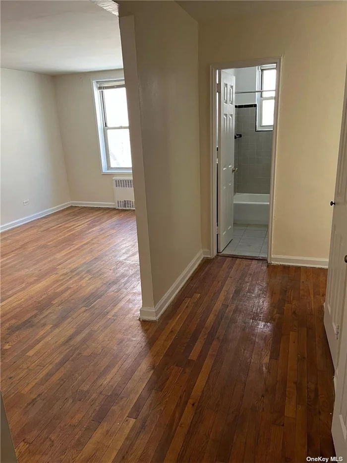 A beautiful studio apartment in a great community like neighborhood, and priced very well! Elevator, laundry and live in super in apartment complex! Next to q23 bus, NYSC, restaurants, supermarkets, junior high and 71st & Austin!