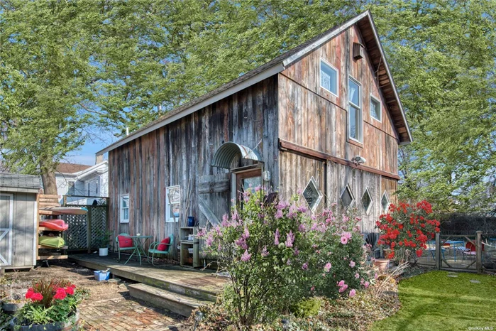 Whimsical Airy and Bright Open Concept Lofty Bohemian Barn Centrally Located in Greenport Village. Easy Access to Fabulous Restaurants, Charming Shops, Beaches, Marinas, HIking, Biking Trails,  Vineyards and MORE! Drop your Bags and Explore the North Fork!