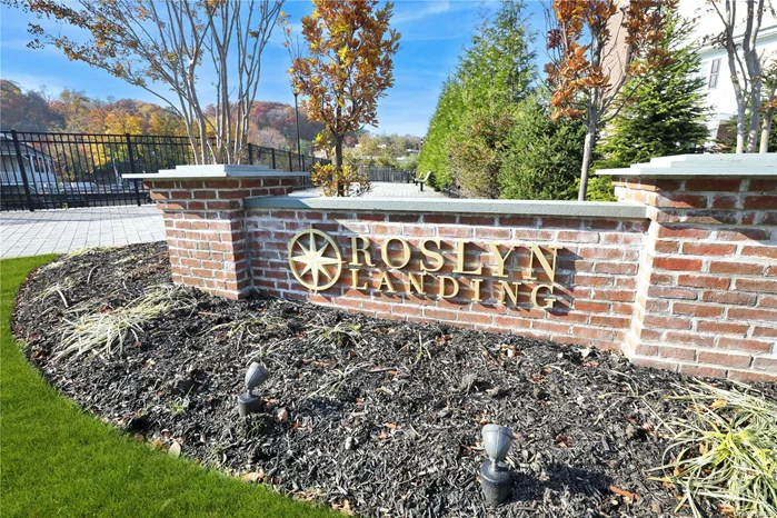 Roslyn Landing like New Luxury Townhouse Located in Downtown Roslyn. Breathtaking Water view and Roslyn Town view. Luxury Upgrades Floors, Appliances, 3 Bedrooms, 2.5 Bathrooms, Fireplace, Alarm System, Central Vacuum, Dishwasher, Energy Star Appliances, Marble Bath, Video Cameras, Resort Living Close to Town. Close to Town, Cinema, Restaurants, Boutiques, Parks, Shops, Libraries, and More.