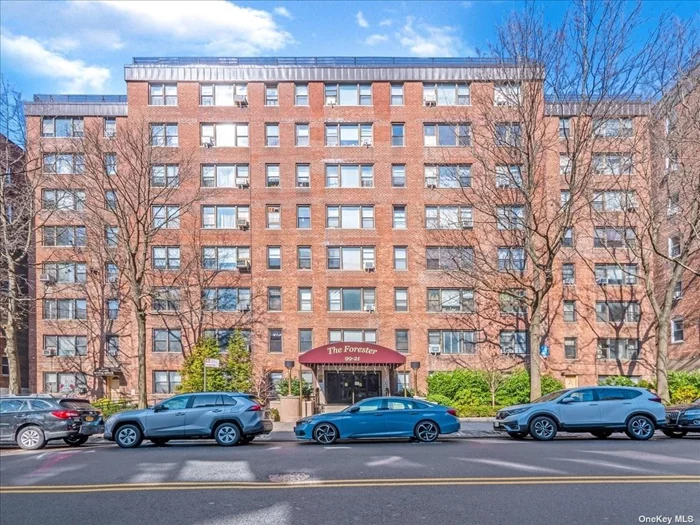 Renovated and well maintained Studio in the center of Forest Hills! walk distance to subway and train station!easy access of shopping center and highway. Pet friendly building, live in super! monthly maintain fee includes all utilities water, heat, electricity and gas.