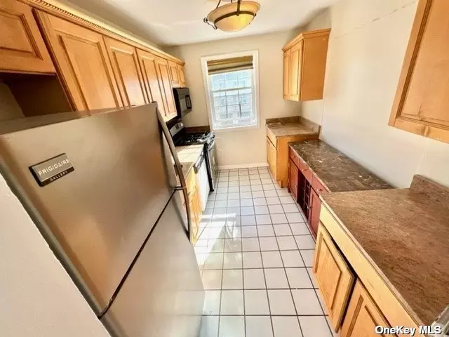 school district #26 !!! Easy commute to NYC !!! RENT INCLUDES heat/cooking gas/water/ONLY pay electric. Sunny UPPER CORNER 3 BEDROOMS 1 BATH COOP UNIT in school district #26 , Ps46/213 , MS74 , Cardozo HS , TRANSPORTATION near by , Bus Q27 to flushing , Express Qm 5/8/36 to NYC..allows BBQ , kiddy pool allows from may thought Sept. Play ground for kids .tenants only PAY electric , income requirement 3x annual debts .