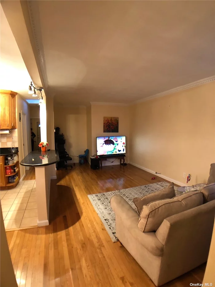 Perfectly located 2 bedroom 1 bath house with yard and parking. Located near beautiful Flushing Meadow Park, supermarket, shops, Public transportation, Schools and more.
