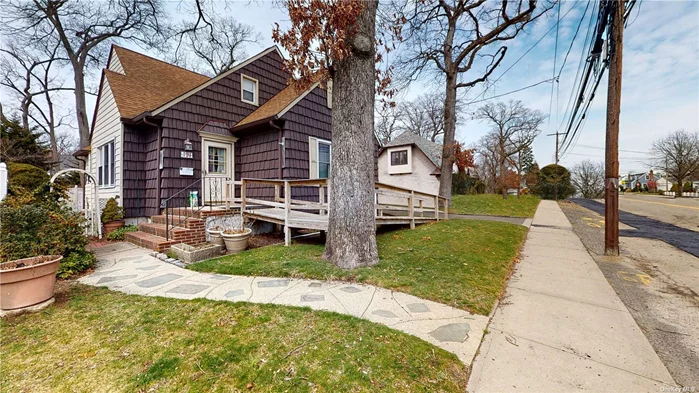 Beautiful 3 bedroom 2 bath with the possibility of a 4th bedroom in Farmingdale. Gorgeous hardwood floors throughout. Come see it before it&rsquo;s gone!